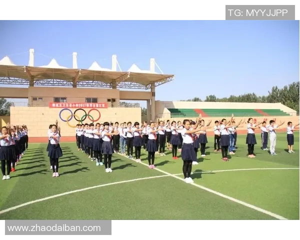 女子与足球明星亲密合影展现青春活力与梦想追逐的美好瞬间 女子与足球明星亲密合影展现青春活力与梦想追逐的美好瞬间